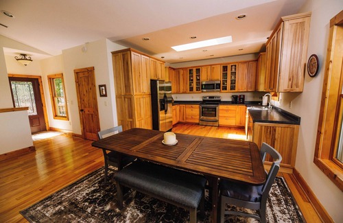 Ingles Casa | Charming 3-bedroom house on lovely Claytor Lake with AC, WiFi, and lake views
