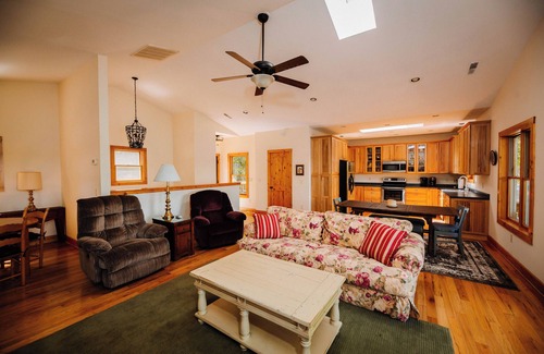 Ingles Casa | Charming 3-bedroom house on lovely Claytor Lake with AC, WiFi, and lake views
