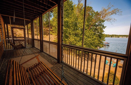 Ingles Casa | Charming 3-bedroom house on lovely Claytor Lake with AC, WiFi, and lake views