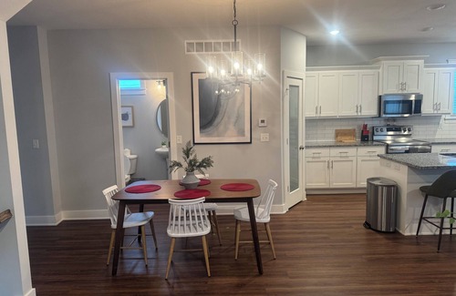 Raytown Casa | Charming 3-bedroom house 5 minutes from stadiums with balcony and garage