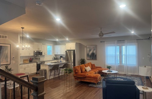 Raytown Casa | Charming 3-bedroom house 5 minutes from stadiums with balcony and garage