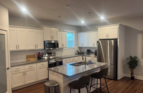 Raytown Casa | Charming 3-bedroom house 5 minutes from stadiums with balcony and garage