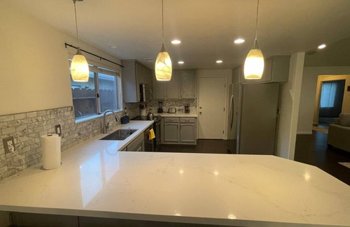 Turlock Casa | Charming 3-bedroom house in Turlock with AC and WiFi. Pool and Tub and Patio TV.
