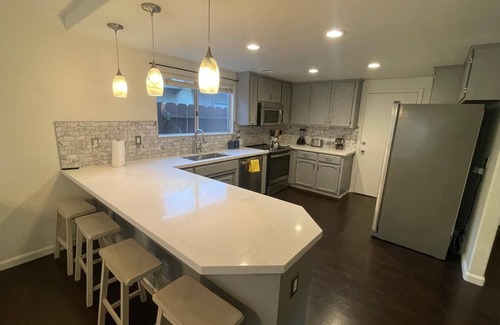 Turlock Casa | Charming 3-bedroom house in Turlock with AC and WiFi. Pool and Tub and Patio TV.