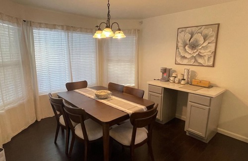 Turlock Casa | Charming 3-bedroom house in Turlock with AC and WiFi. Pool and Tub and Patio TV.