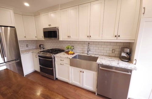 Barrie Casa | Charming 3-bedroom house with WiFi, AC in delightful Barrie