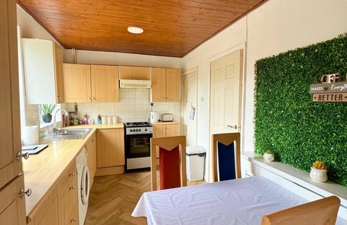 Luton Casa | Charming 3-bedroom house 8 min away from Luton station, Mall and Luton Airport
