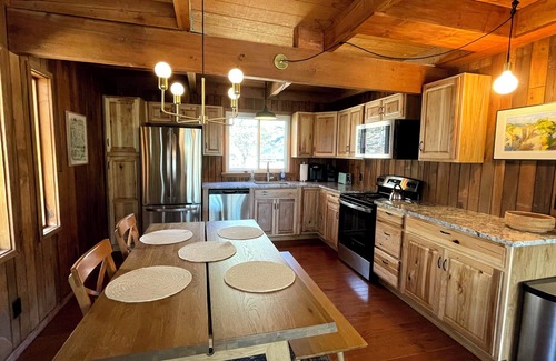 Acme Casa | Charming 3-bedroom house in Bear Rocks near State Parks and resorts