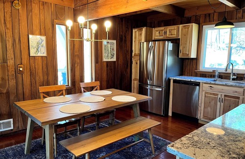 Acme Casa | Charming 3-bedroom house in Bear Rocks near State Parks and resorts
