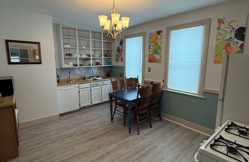 Erie Casa | Charming 3-bedroom house in Erie with WiFi and AC by Presque Isle and Lake Erie