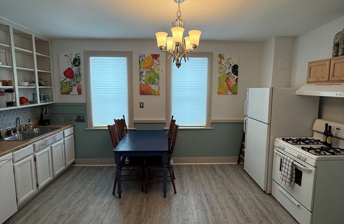 Erie Casa | Charming 3-bedroom house in Erie with WiFi and AC by Presque Isle and Lake Erie