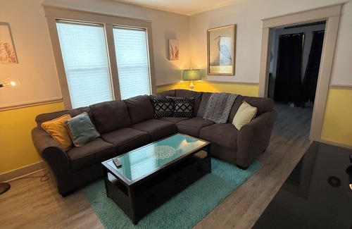 Erie Casa | Charming 3-bedroom house in Erie with WiFi and AC by Presque Isle and Lake Erie