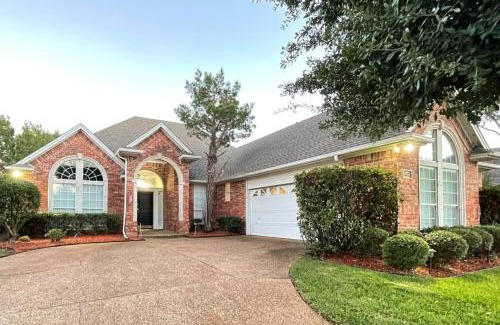 Bedford Casa | Charming 3-bedroom house near AT&T Stadium, Six Flag, DFW Airport