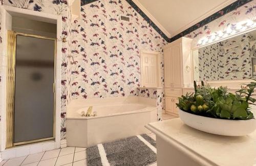 Bedford Casa | Charming 3-bedroom house near AT&T Stadium, Six Flag, DFW Airport