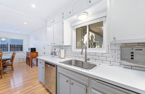 Raisin Casa | Charming 3-bedroom house with WiFi and AC in awesome Fresno