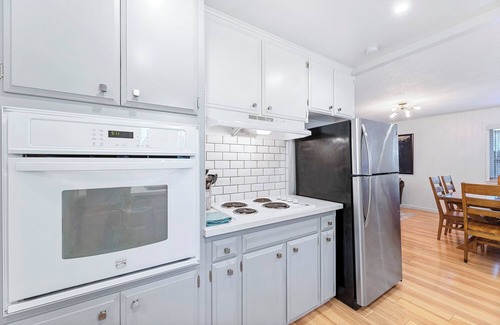 Raisin Casa | Charming 3-bedroom house with WiFi and AC in awesome Fresno