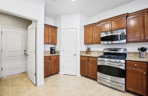 Fresno Casa | Charming 3-bedroom house in lovely Fresno with WiFi, AC