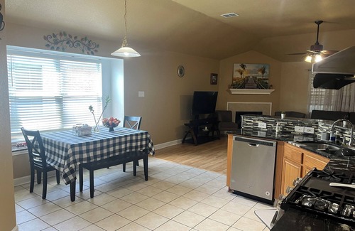 Hurst Casa | Charming 3-bedroom house with WiFi and fitness room in Hurst