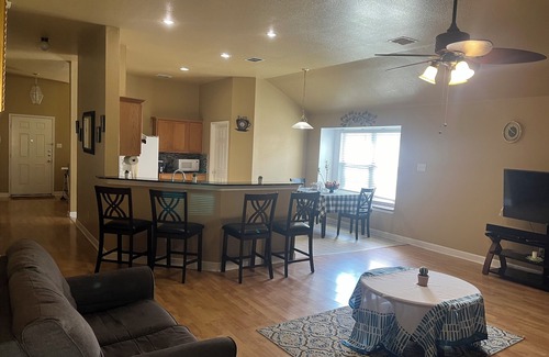 Hurst Casa | Charming 3-bedroom house with WiFi and fitness room in Hurst