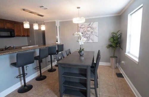 Kenner - Louis Armstrong International Airport Casa | Charming 3-bedroom house in Kenner- Safe.. 15 mins to NOLA- Near MSY Airport