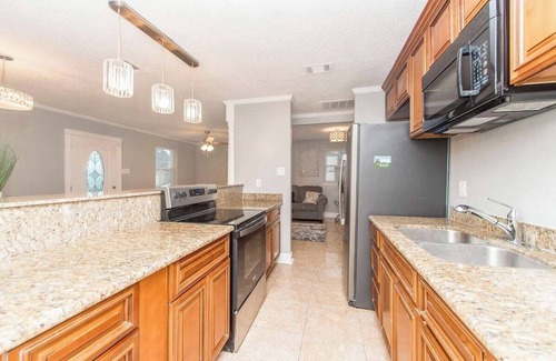 Kenner - Louis Armstrong International Airport Casa | Charming 3-bedroom house in Kenner- Safe.. 15 mins to NOLA- Near MSY Airport