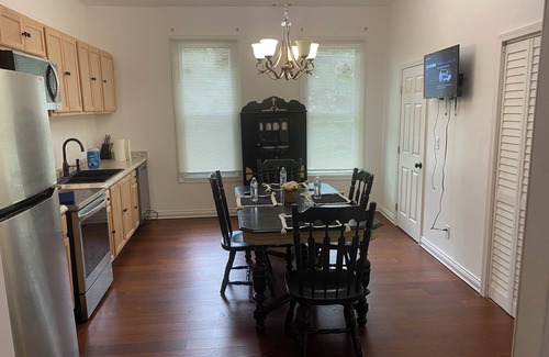 Newnan Casa | Charming 3-bedroom house in fantastic Newnan with AC. 25 minutes from airport.