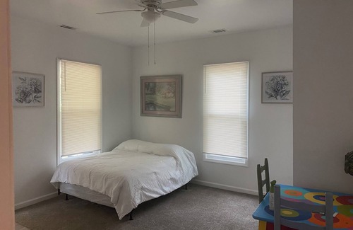 Newnan Casa | Charming 3-bedroom house in fantastic Newnan with AC. 25 minutes from airport.