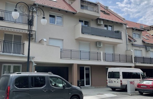 Balatonlelle Apartamento | Charming 3-bedroom apartment with AC and WiFi in welcoming Balatonlelle