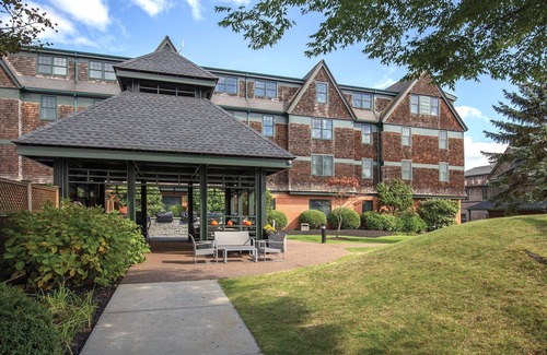 Newport Condominio | Charming 3-Bedroom in Historic Newport