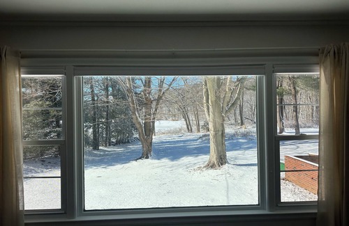 Hamden Casa | Charming 3-bedroom lakeside reservoir house in serene Hamden near Yale.