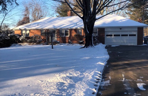 Hamden Casa | Charming 3-bedroom lakeside reservoir house in serene Hamden near Yale.