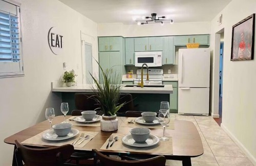 Yuma Casa | Charming 3 Bedroom Mid-Century Modern Home with Gym & Game Room