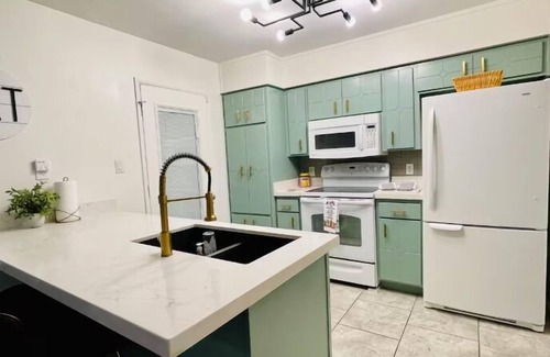 Yuma Casa | Charming 3 Bedroom Mid-Century Modern Home with Gym & Game Room