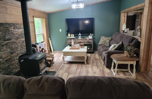 Tenstrike Complejo | Charming 3-bedroom resort with WiFi, TV, and AC located on beautiful Gull Lake!