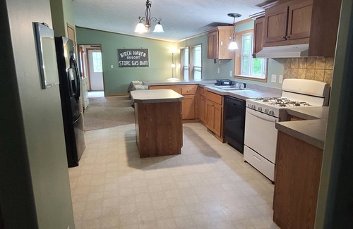 Tenstrike Complejo | Charming 3-bedroom resort with WiFi, TV, and AC located on beautiful Gull Lake!