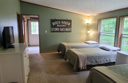 Tenstrike Complejo | Charming 3-bedroom resort with WiFi, TV, and AC located on beautiful Gull Lake!