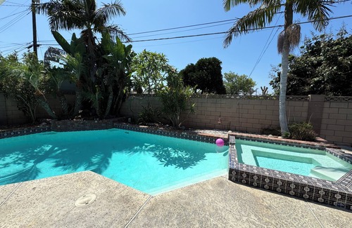 Sherwood Forest and Thistle Development Casa | Charming 3-bedroom single house in Anaheim with WiFi, AC. Close to DISNEYLAND