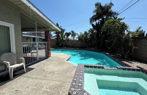 Sherwood Forest and Thistle Development Casa | Charming 3-bedroom single house in Anaheim with WiFi, AC. Close to DISNEYLAND