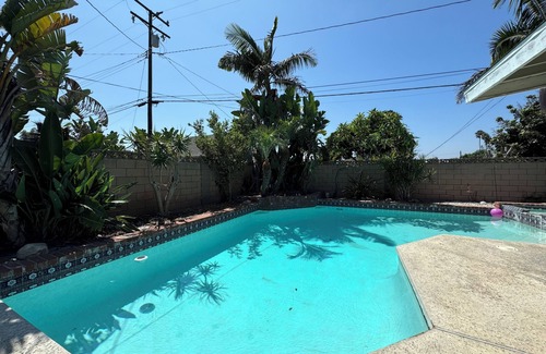 Sherwood Forest and Thistle Development Casa | Charming 3-bedroom single house in Anaheim with WiFi, AC. Close to DISNEYLAND