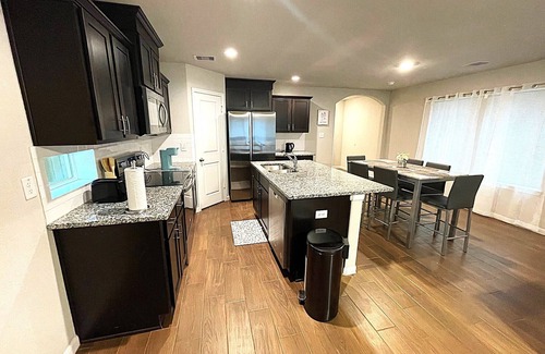 Southeast Houston Casa | Charming 3-bedroom single family house, family friendly in brilliant Hobby area.