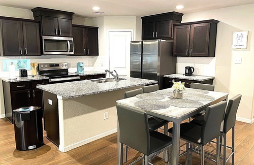 Southeast Houston Casa | Charming 3-bedroom single family house, family friendly in brilliant Hobby area.