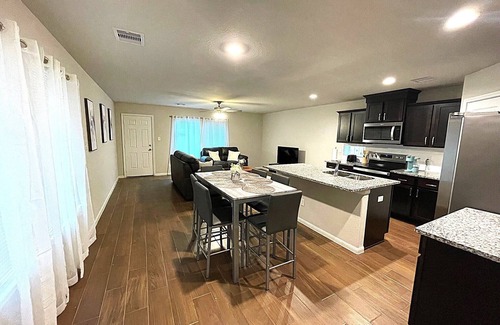 Southeast Houston Casa | Charming 3-bedroom single family house, family friendly in brilliant Hobby area.
