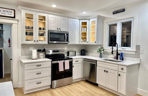 Framingham Casa | Charming 3-bedroom townhome with AC and WiFi in Framingham
