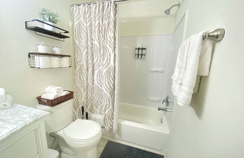Winchester Casa | Charming 3-bedroom townhome with AC and WiFi in lovely Winchester