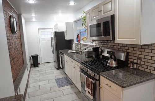 St. Paul's Park Casa | Charming 3-bedroom townhome with AC, Fiber optics WIFI, & Dedicated Work Space.