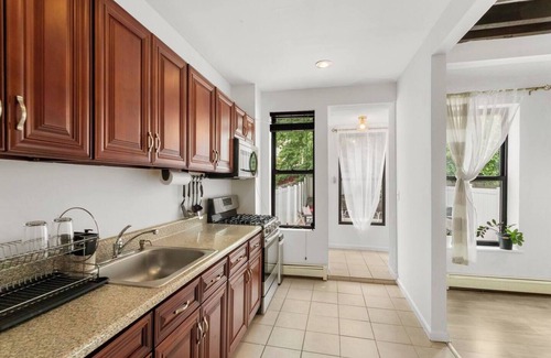 East Flatbush Casa | Charming 3-bedroom townhome with Garden. 25 mins from the city