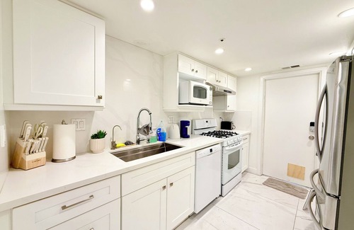 Monrovia Casa | Charming 3-bedroom townhome with WiFi and AC in welcoming Monrovia