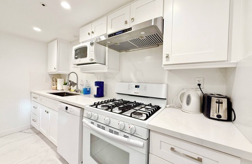 Monrovia Casa | Charming 3-bedroom townhome with WiFi and AC in welcoming Monrovia