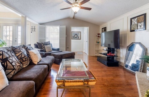 Bedford Casa | Charming 3-bedroom Townhome with Indoor Fireplace