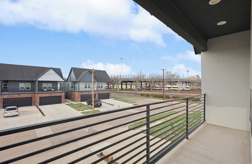 Dallas Casa | Charming 3-bedroom townhome in fantastic Dallas with AC